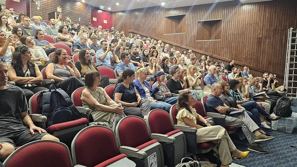 קהל בהרצאה קהל משתתפים באולם בהרצאה של ד"ר בועז רון