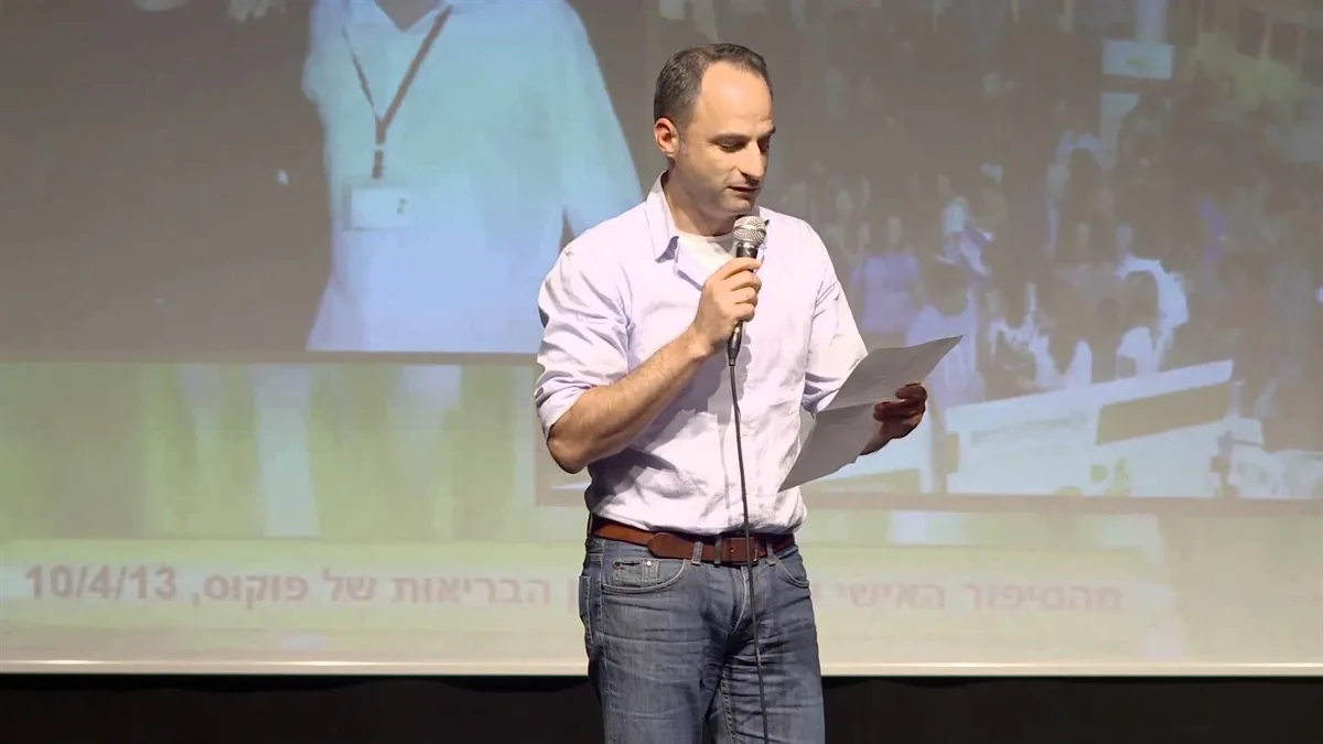 הרצאה בכנס הבריאות של פוקוס ד"ר בועז רון מרצה על הבמה בכנס הבריאות של פוקוס