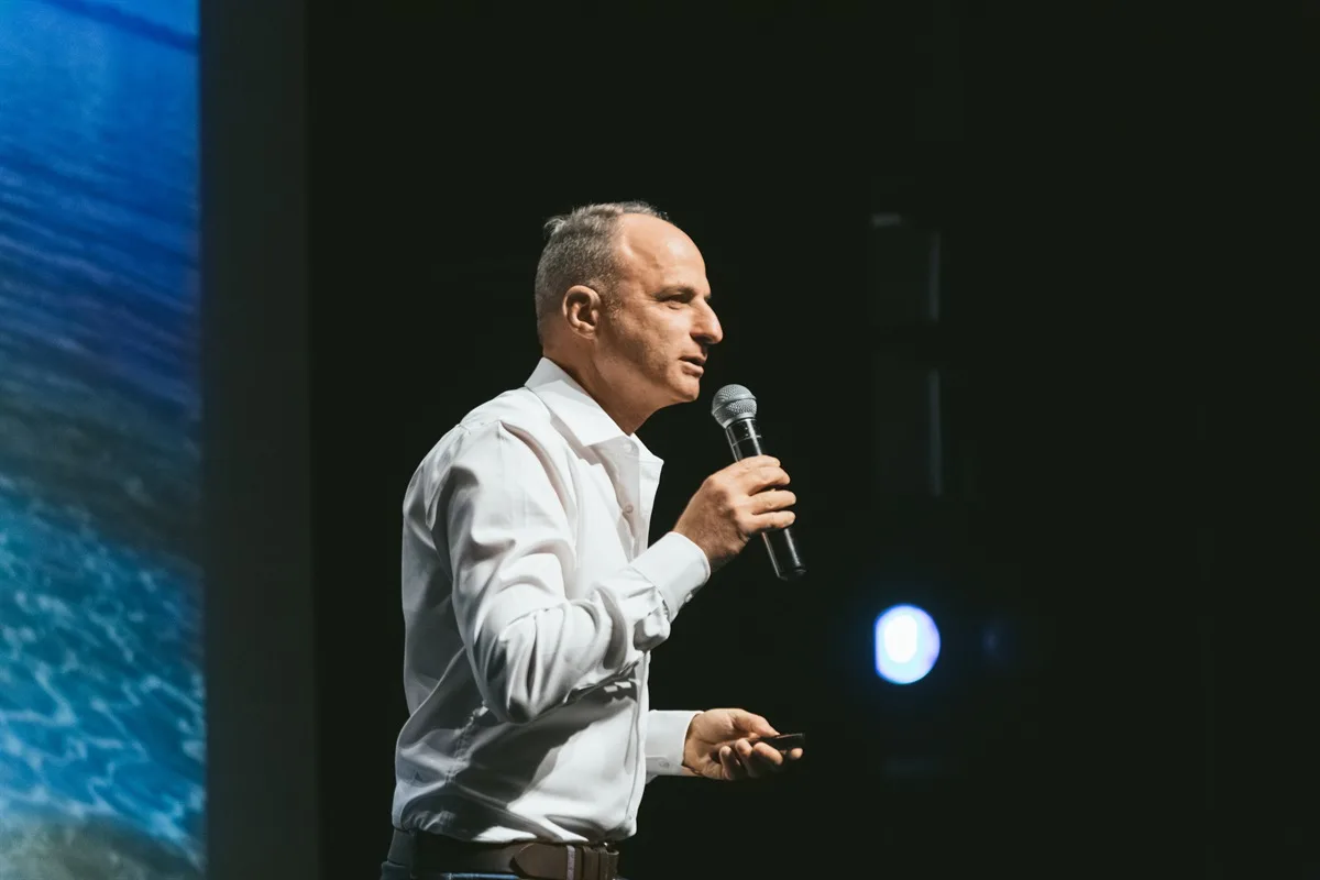 כנס הרצאות סביון 2025 – ג ד"ר בועז רון מרצה על הבמה, תקריב